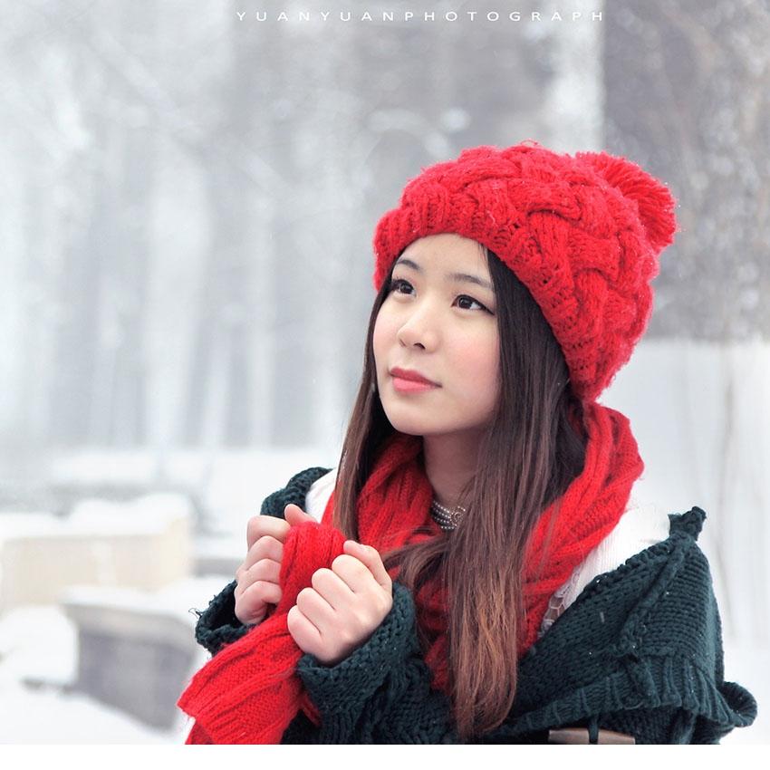 点击大图看下一张：雪中的清纯甜美红衣少女5