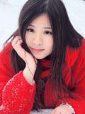 雪中的清纯甜美红衣少女
