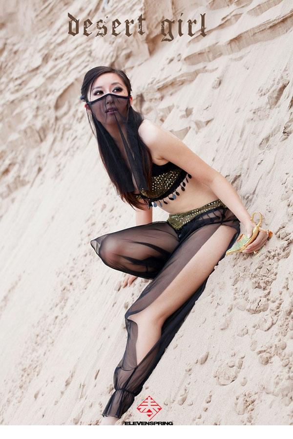 点击大图看下一张：沙漠女郎透明薄纱性感难遮白皙肌肤7