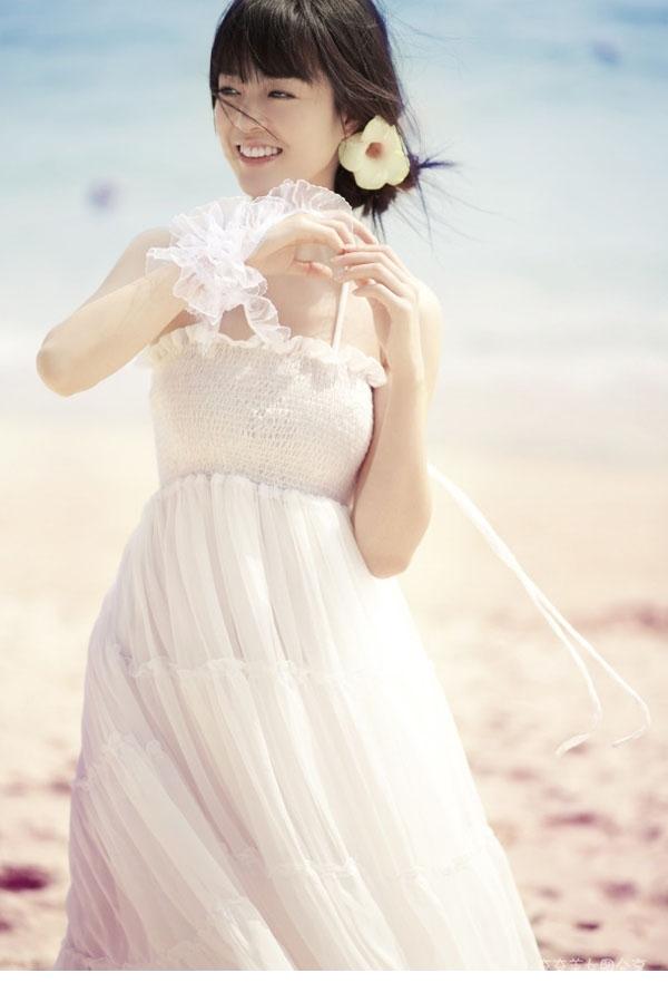 点击大图看下一张：靓丽美女白色连衣裙如花般鲜艳5