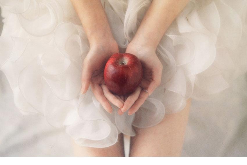 点击大图看下一张：小嫩模姣好容颜与红苹果的性感情愫1