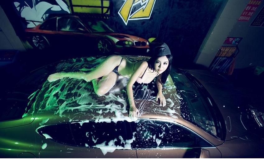 点击大图看下一张：美女小希泡沫包围的车模1