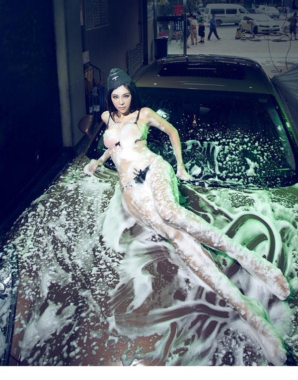 点击大图看下一张：美女小希泡沫包围的车模5