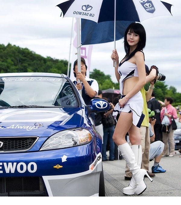 点击大图看下一张：韩国绝色美女车模李智友4