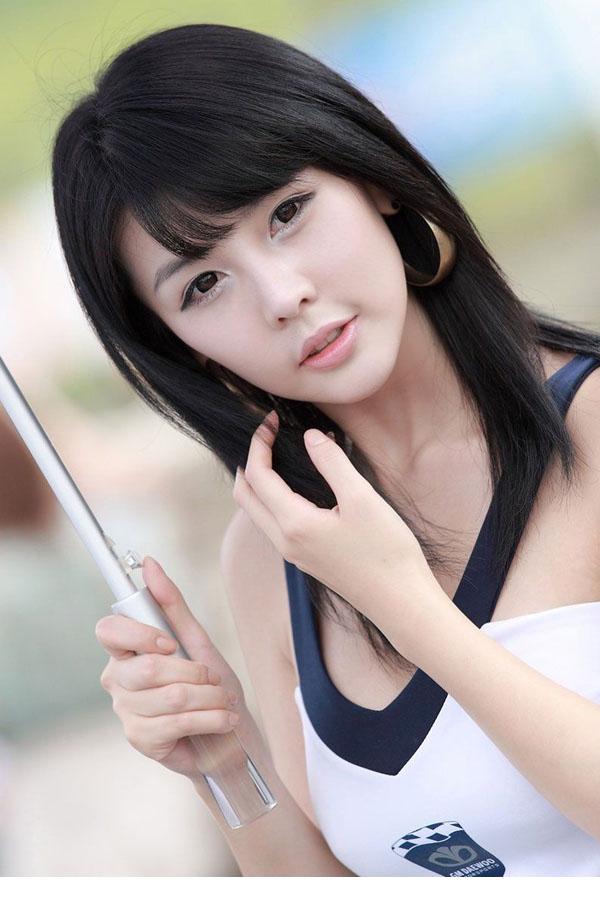 点击大图看下一张：韩国绝色美女车模李智友2
