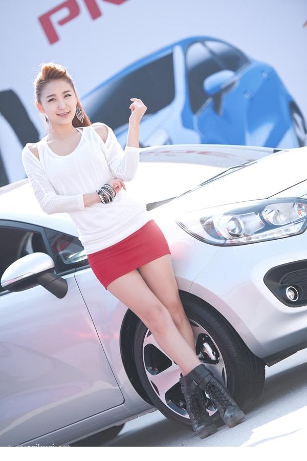 点击大图看下一张：韩国红人车模宝贝方恩英2