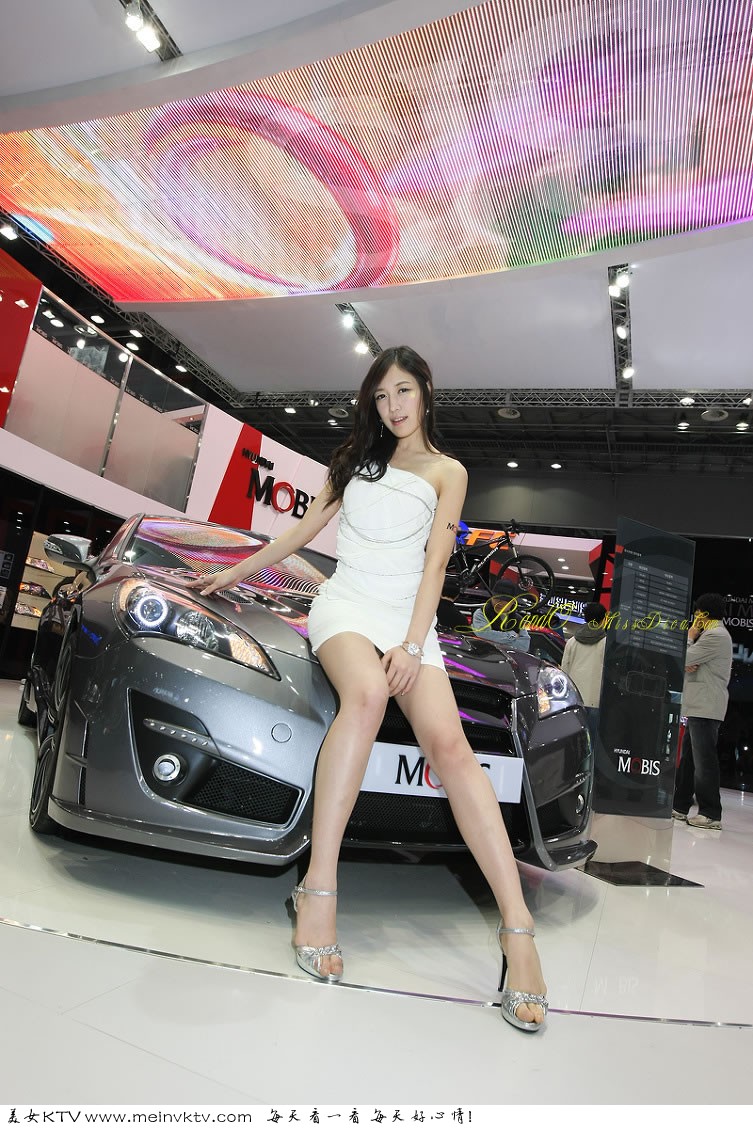 点击大图看下一张：韩国性感车模美女8