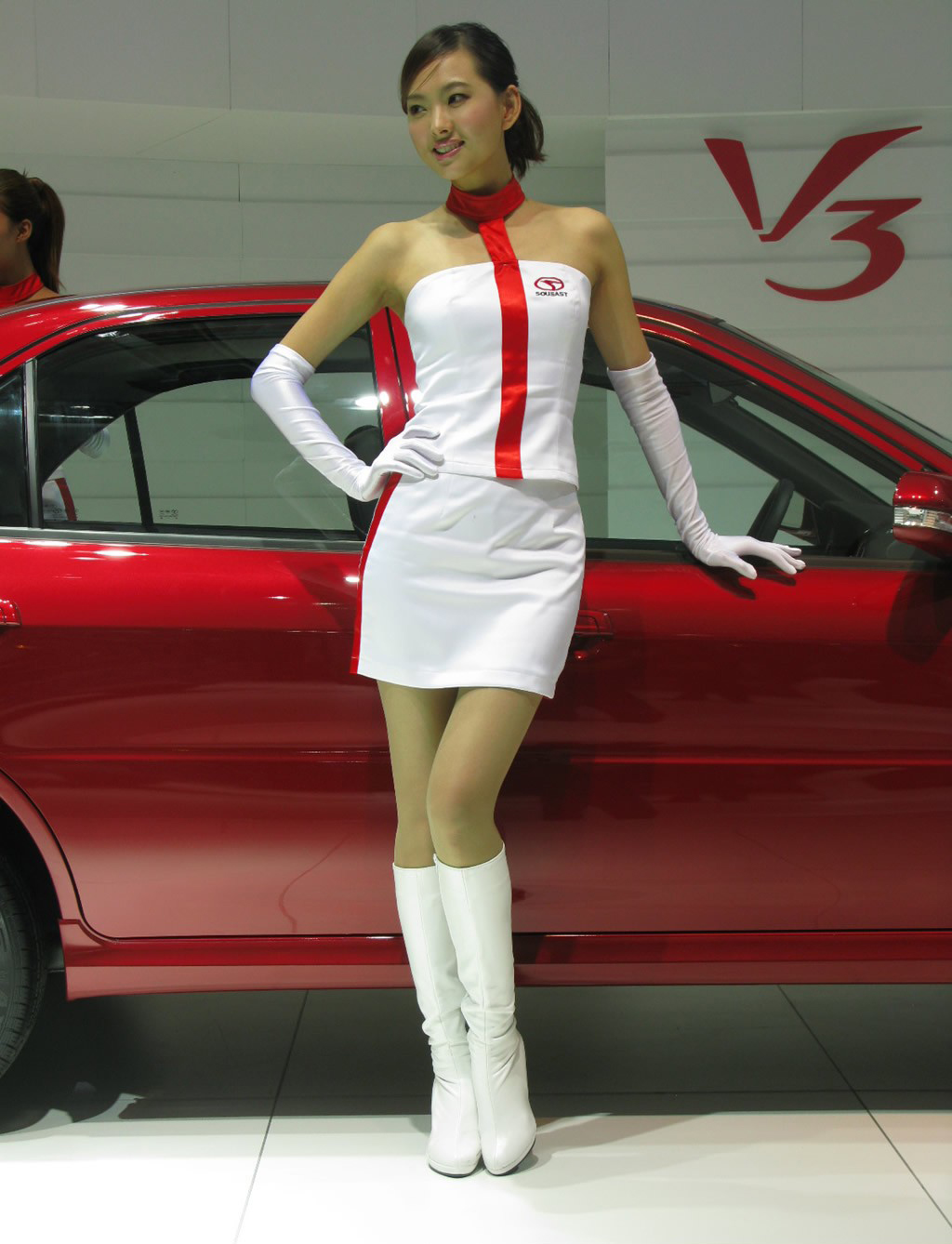 点击大图看下一张：广州车展车模美女4