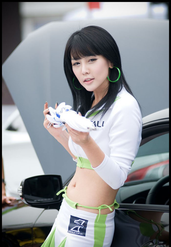 点击大图看下一张：韩国妩媚车模李智友美女4