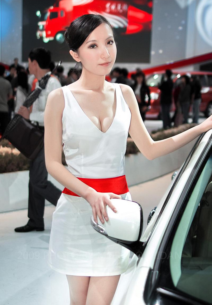 点击大图看下一张：上海车展靓照车模美女4