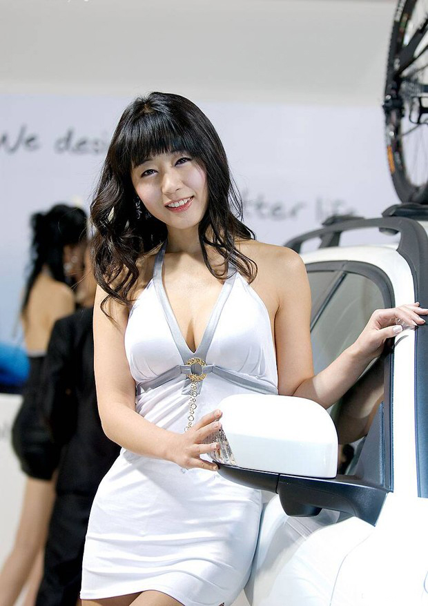 点击大图看下一张：甜美笑容的韩国极品车模美女6