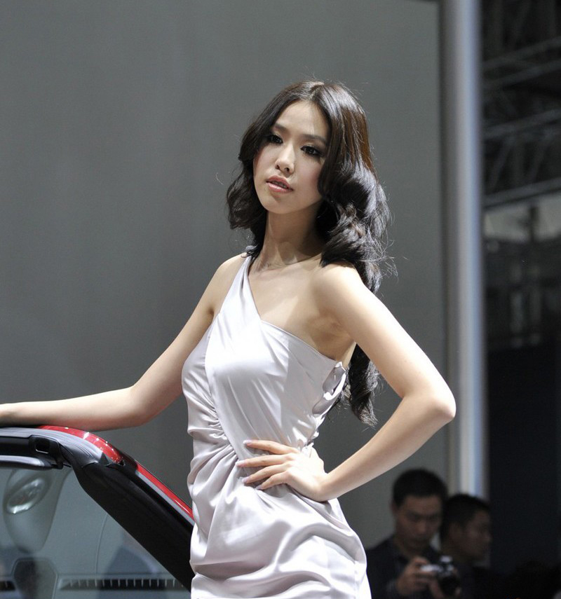 点击大图看下一张：2010广州车展拥有曼妙身姿车模4