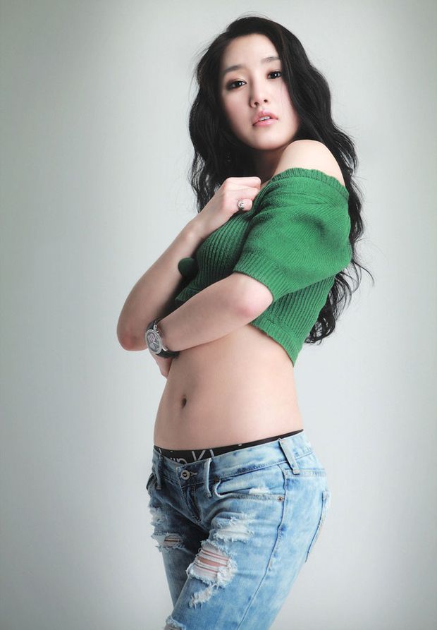 点击大图看下一张：韩国顶级美女车模 崔星儿性感写真集4
