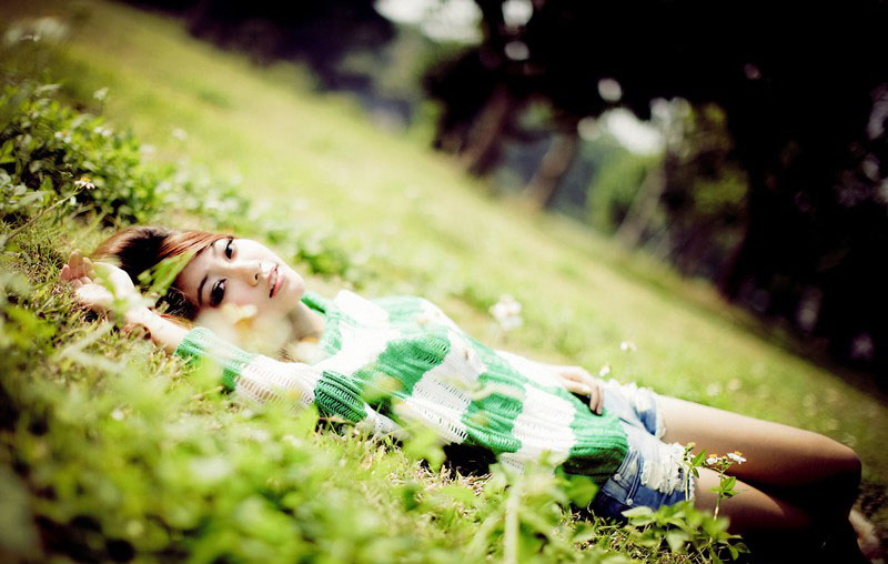 点击大图看下一张:某大学校花户外青青草从写真8