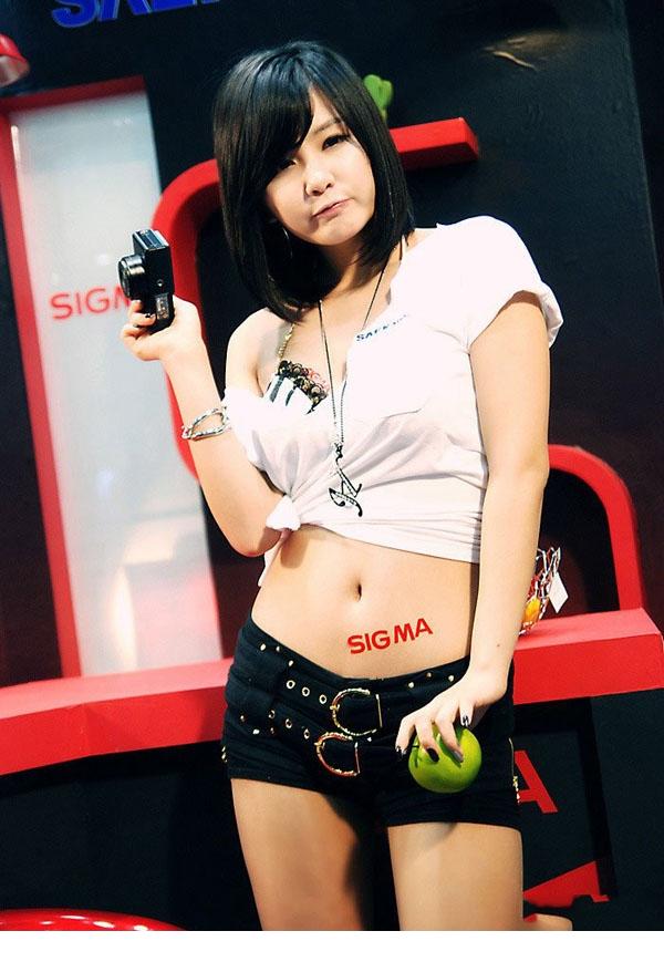 点击大图看下一张：韩国性感美女车模柳智惠写真集各种pose8