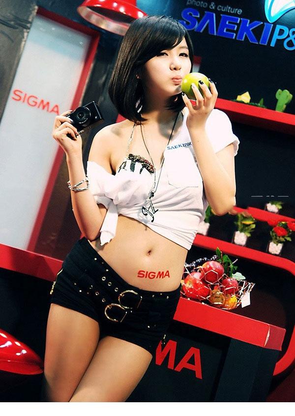 点击大图看下一张：韩国性感美女车模柳智惠写真集各种pose6