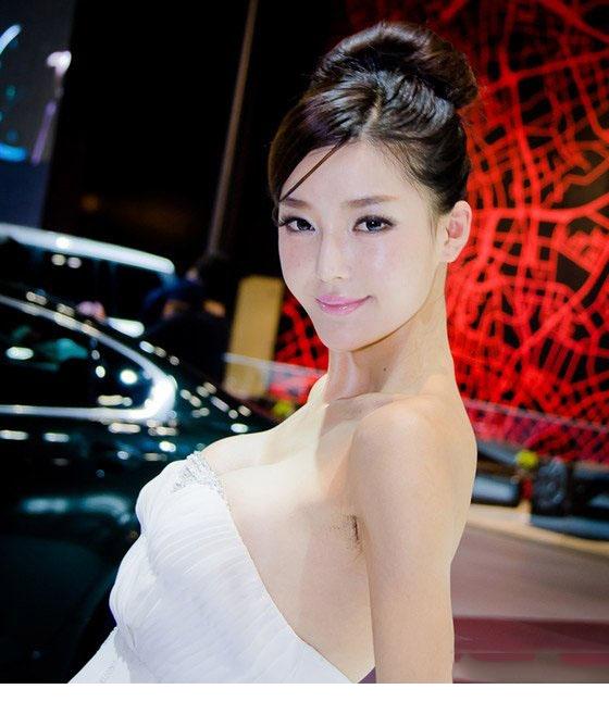 点击大图看下一张：北京进口车展上的高贵气质美女车模7