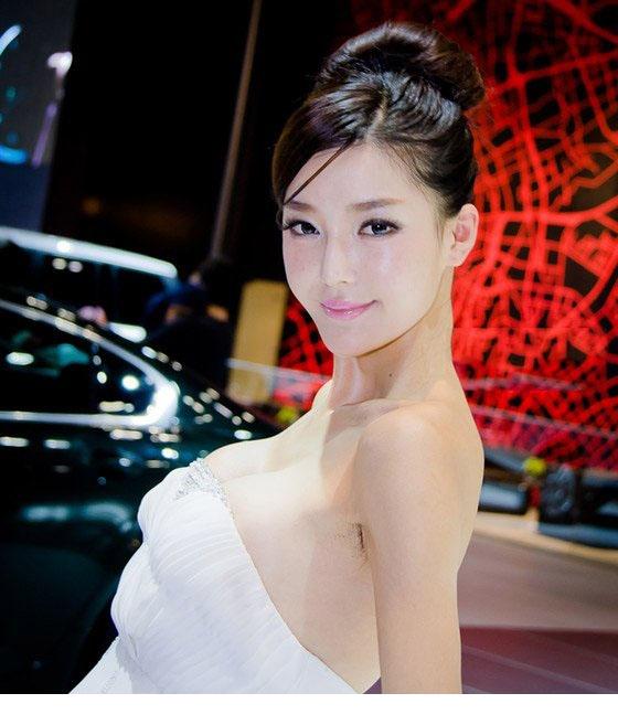 点击大图看下一张：北京进口车展上的高贵气质美女车模1
