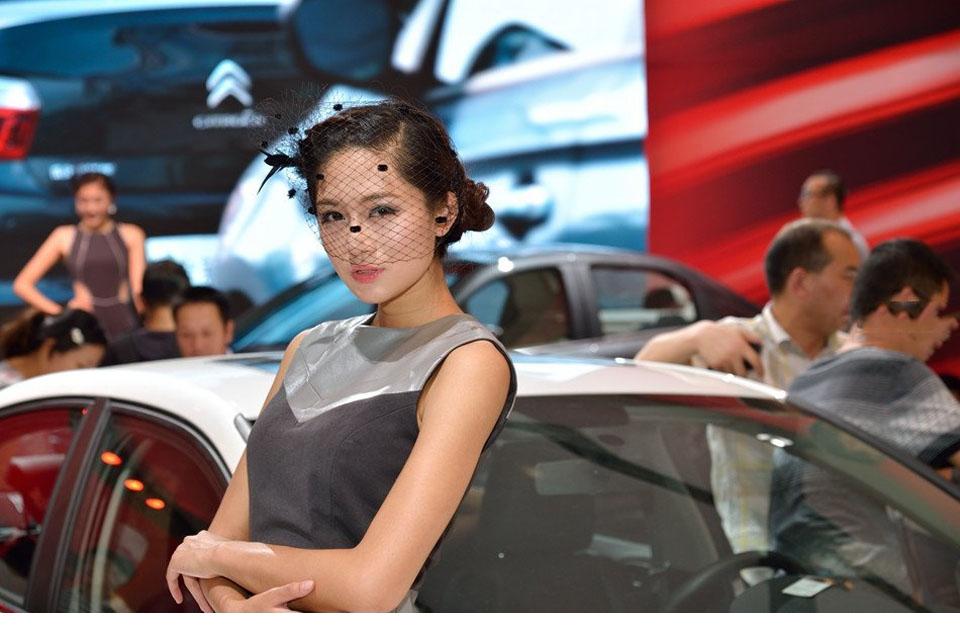 点击大图看下一张：2013成都车展高雅性感车模9