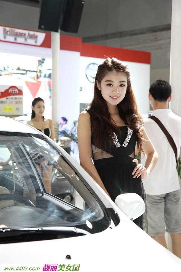 点击大图看下一张：江苏南京车展性感车模2
