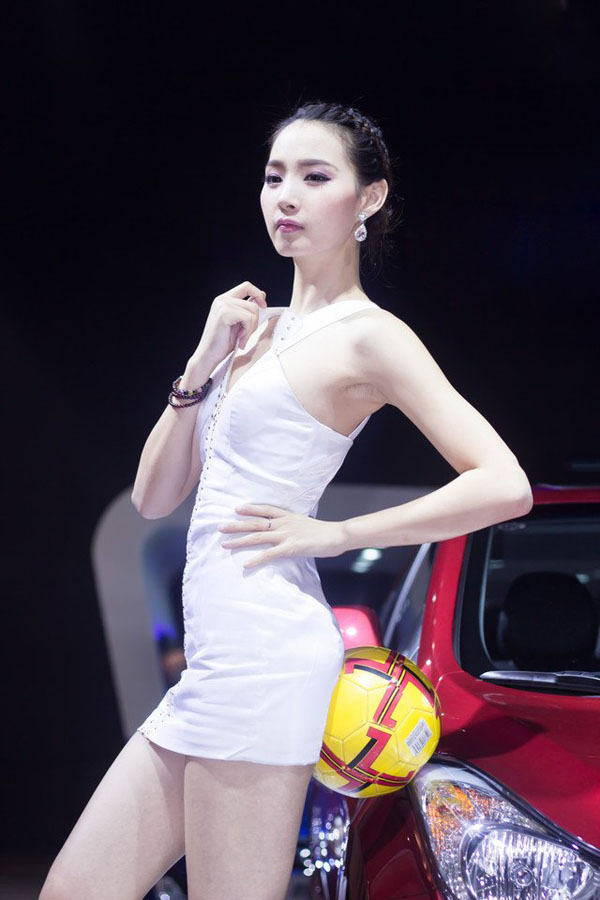 点击大图看下一张：北京现代车模高清性感美女5