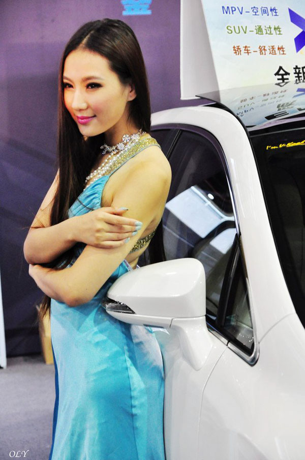 点击大图看下一张：广州豪车展性感车模8