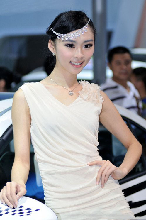 点击大图看下一张：华中国际车展美女车模4