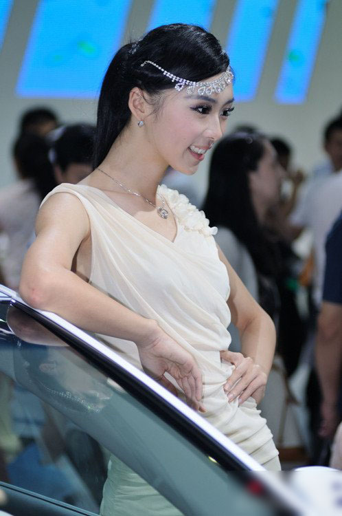 点击大图看下一张：华中国际车展美女车模7