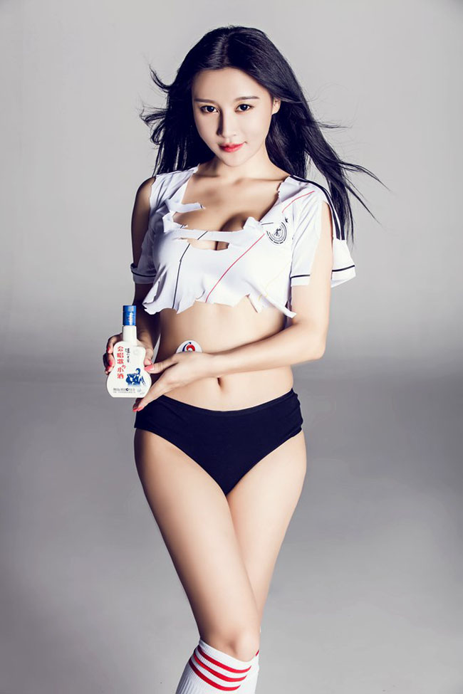 点击大图看下一张:丰乳翘臀性感足球宝贝-樊玲8