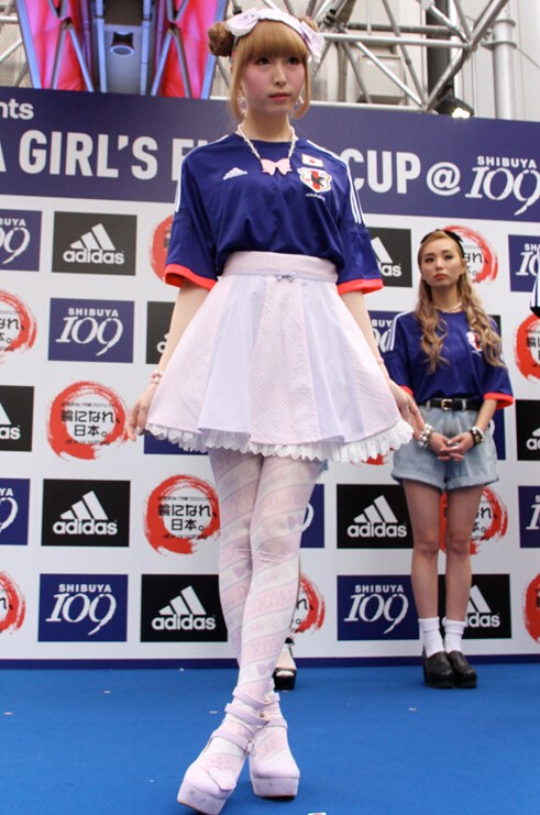 点击大图看下一张：日本美女身着球衣大PK 清纯女仆朋克你爱谁6