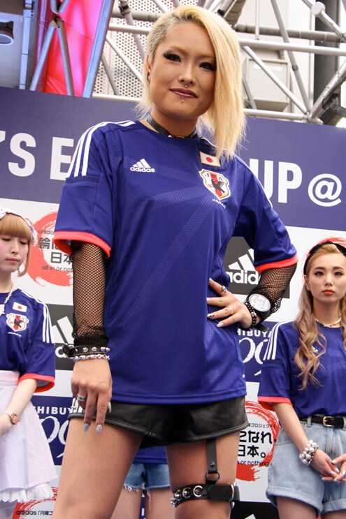 点击大图看下一张：日本美女身着球衣大PK 清纯女仆朋克你爱谁4