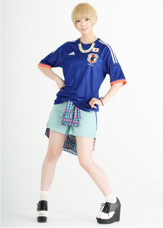 点击大图看下一张：日本少女组合助阵世界杯 清纯卖萌搞怪足球（2）2