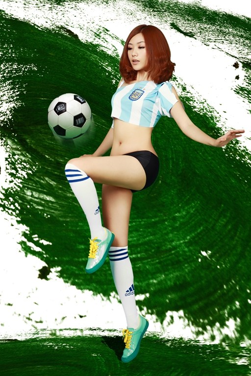 点击大图看下一张：足球宝贝刘闻雯拍写真助阵世界杯1