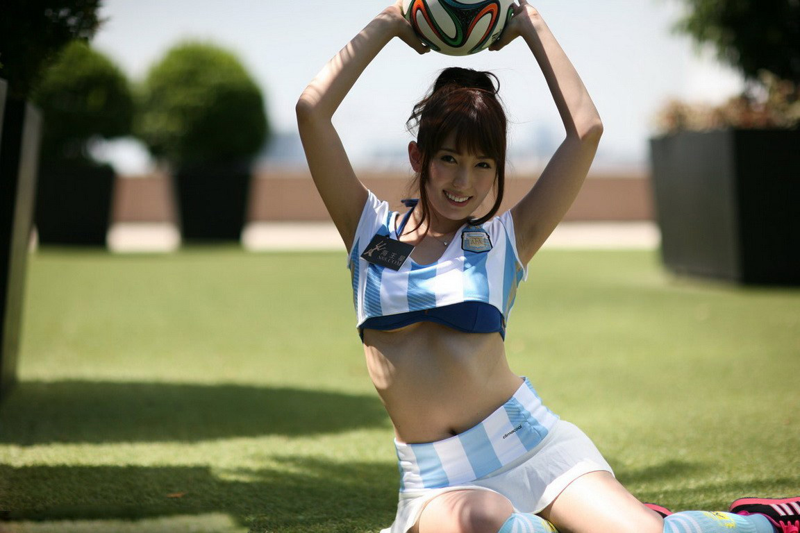 点击大图看下一张：波多野结衣化身性感足球宝贝 身穿阿根廷球衣挺豪乳助威世界杯2