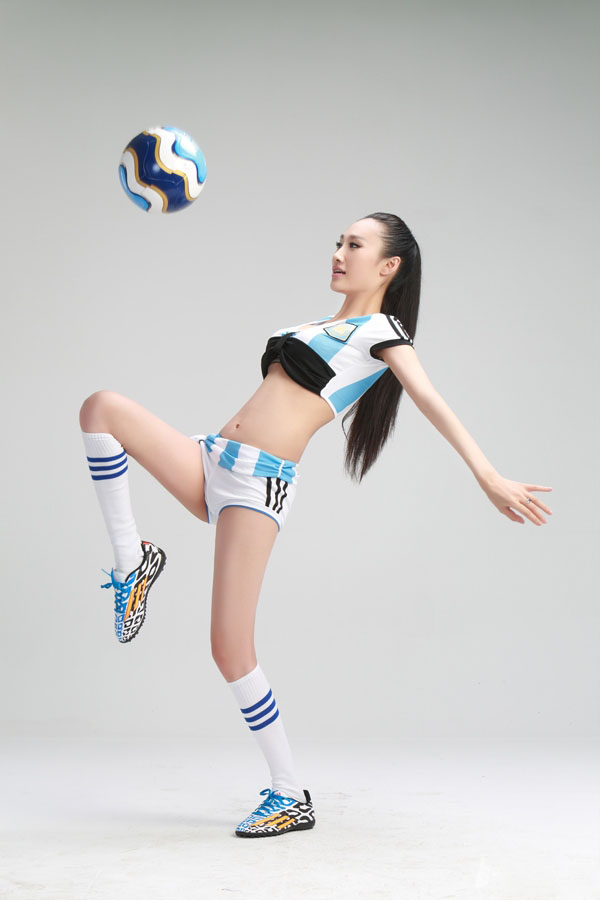 点击大图看下一张：歌手善琳性感出境 演绎足球宝贝助威阿根廷3