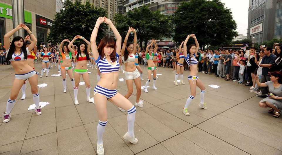 点击大图看下一张：重庆32美女快闪挺世界杯 当众脱衣吸睛2