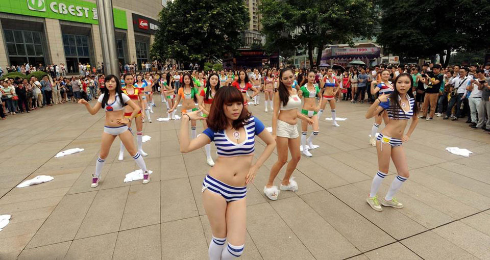 点击大图看下一张：重庆32美女快闪挺世界杯 当众脱衣吸睛4