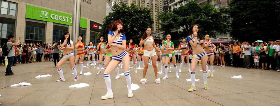 点击大图看下一张：重庆32美女快闪挺世界杯 当众脱衣吸睛5