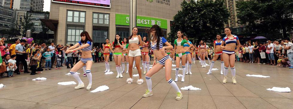 点击大图看下一张：重庆32美女快闪挺世界杯 当众脱衣吸睛7