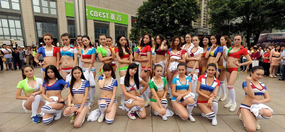 点击大图看下一张：重庆32美女快闪挺世界杯 当众脱衣吸睛6