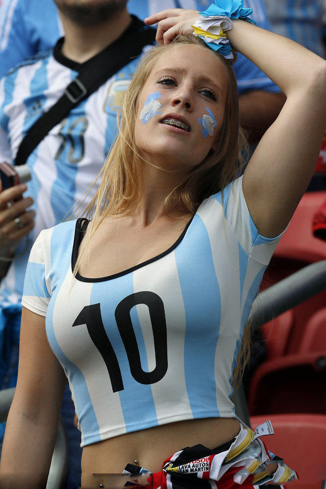 点击大图看下一张：世界杯球场美女合集 阿根廷伊朗球迷各领风骚7