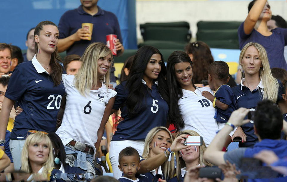 点击大图看下一张：世界杯球场美女合集 阿根廷伊朗球迷各领风骚5