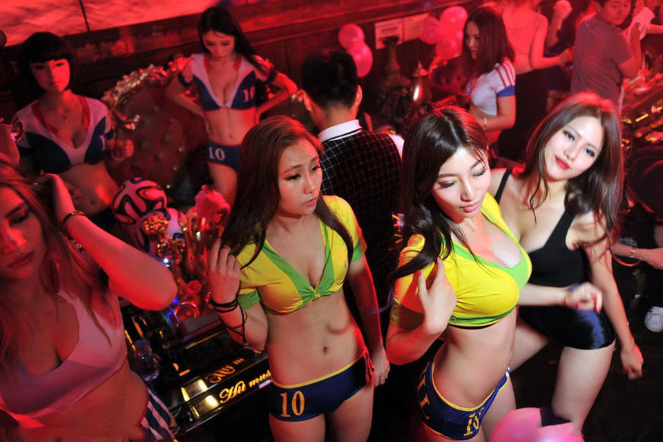 点击大图看下一张：北京夜店“世界杯” 爆乳翘臀high翻全场2