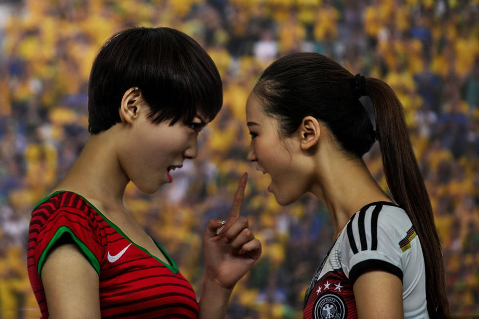 点击大图看下一张：世界杯现场异域风情 性感宝贝演绎经典瞬间4