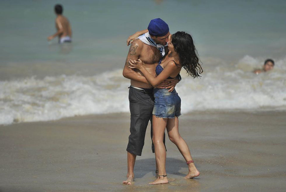 点击大图看下一张：巴西海滩性感无边 女球迷戏水风情万种1