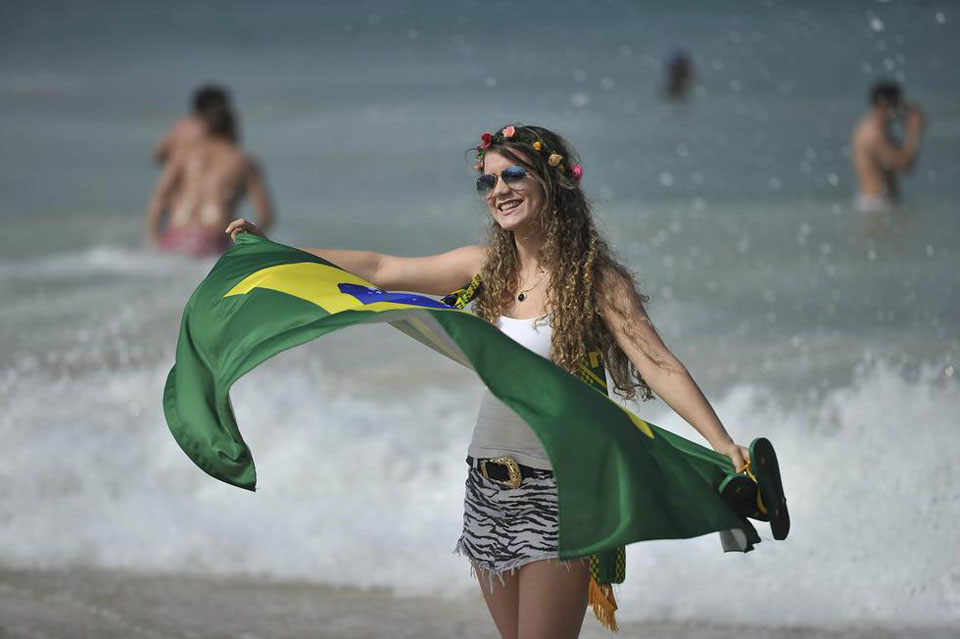 点击大图看下一张：巴西海滩性感无边 女球迷戏水风情万种2