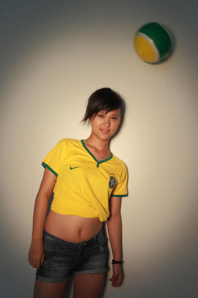 点击大图看下一张：黄衣靓丽足球宝贝性感写真1