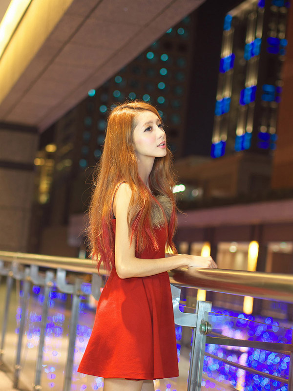 点击大图看下一张：迷人夜色之红裙美女3