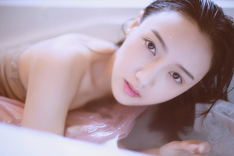 点击大图看下一张：水灵灵的姑娘 浴缸水中写真6