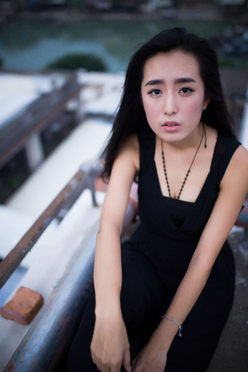 点击大图看下一张:站在高台上的靓丽美女9